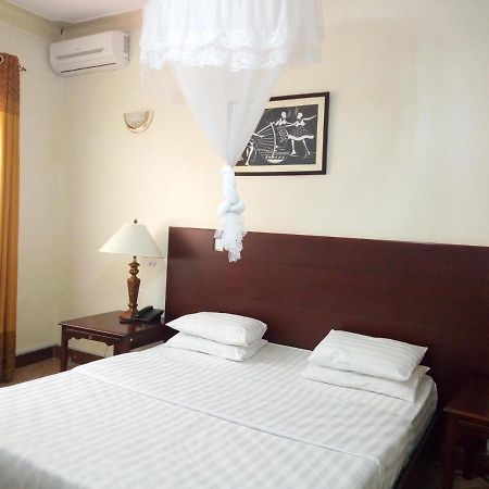 Peniel Beach Hotel Ентебе Екстериор снимка