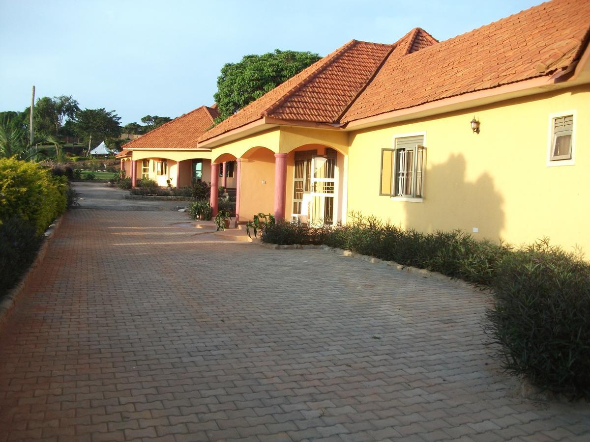 Peniel Beach Hotel Ентебе Екстериор снимка