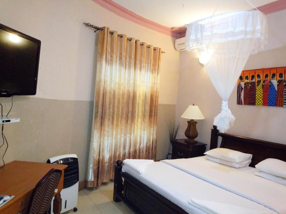 Peniel Beach Hotel Ентебе Екстериор снимка