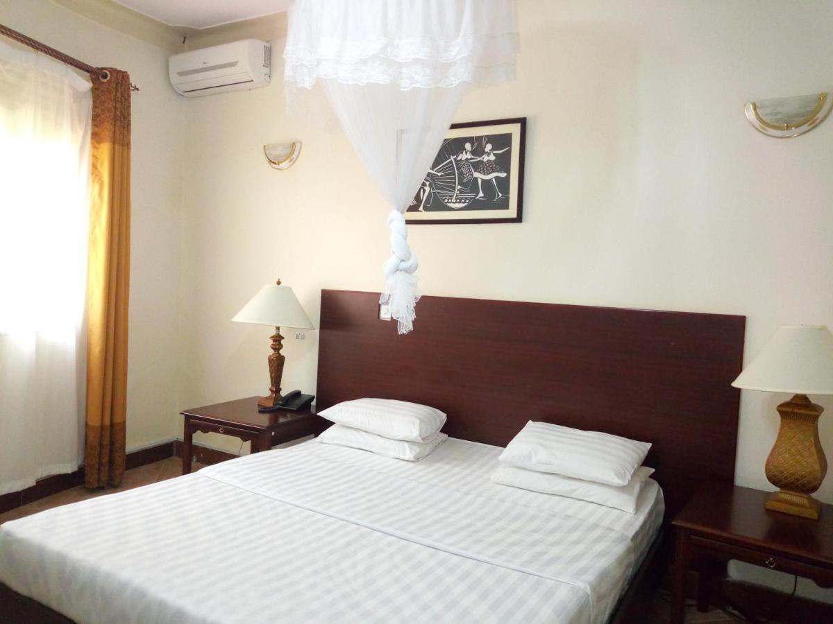 Peniel Beach Hotel Ентебе Екстериор снимка