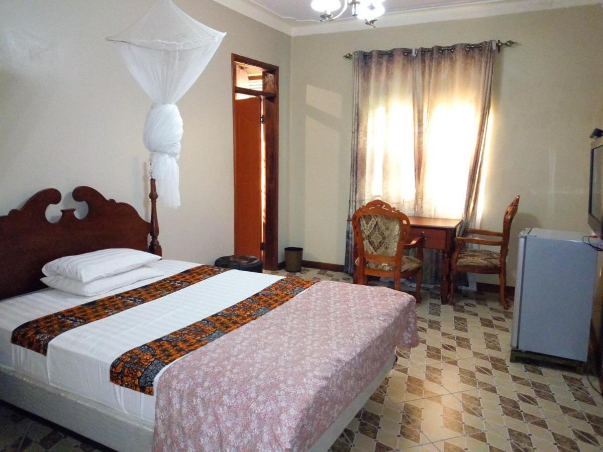 Peniel Beach Hotel Ентебе Екстериор снимка